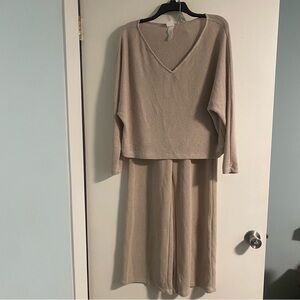 Cream/Beige H&M Lounge Wear Set S Top & M Bottoms Comfy Cozy Classic Relax PJs